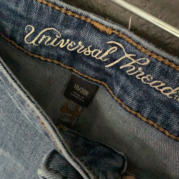Universal threads distressed jeans size 10 - Picture 3 of 5